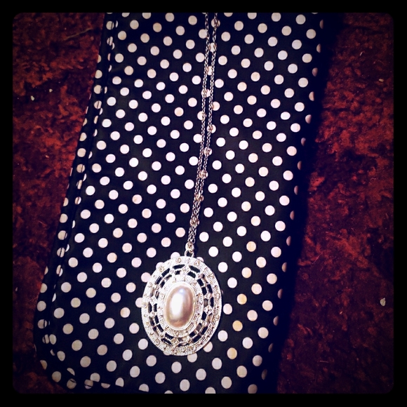 Jewelry - Pearl drop necklace